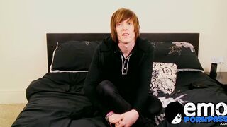 Sean Taylor jerks off his meat & plays with his butthole