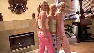 Amateur solo teen hot girl masturbates at sleepover