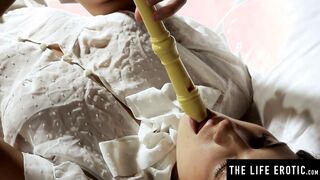 Mesmerizing Melena A fingers her perfect cunt