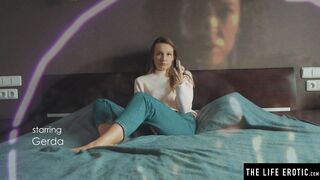 Juicy hottie Mirabella is rubbing beaver while wearing VR headset