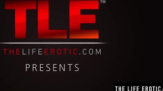 Lavish blonde Cayla fingers her perfect snatch