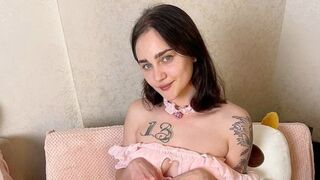 YANKS - Lustful babe deep throats & fucks her muff with dildo