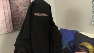 Niqab beauty needs to learn Czech
