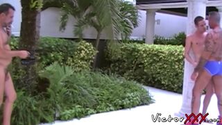 Buff daddy eats an butt before sliding his massive dick into it